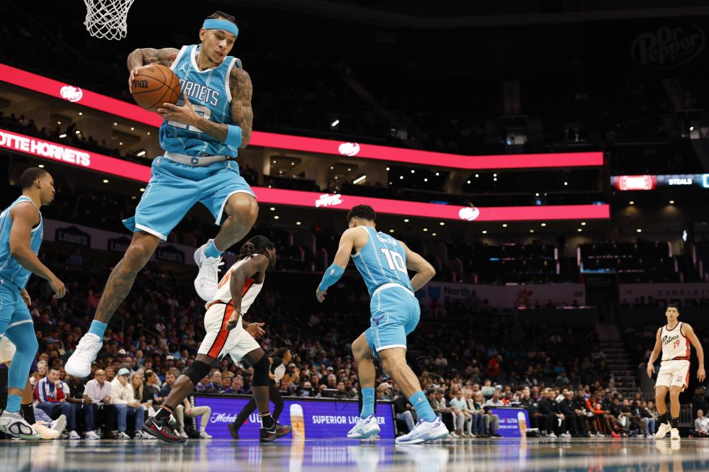 雄鹿遭受重创！利拉德无限期缺阵，字母哥或成NBA球员市场焦点